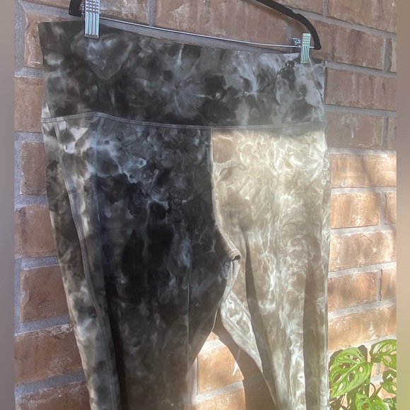 Lululemon Align High-Rise Pant with Pockets 25"
Diamond Dye Light Sage, Size 20 - Picture 4 of 11